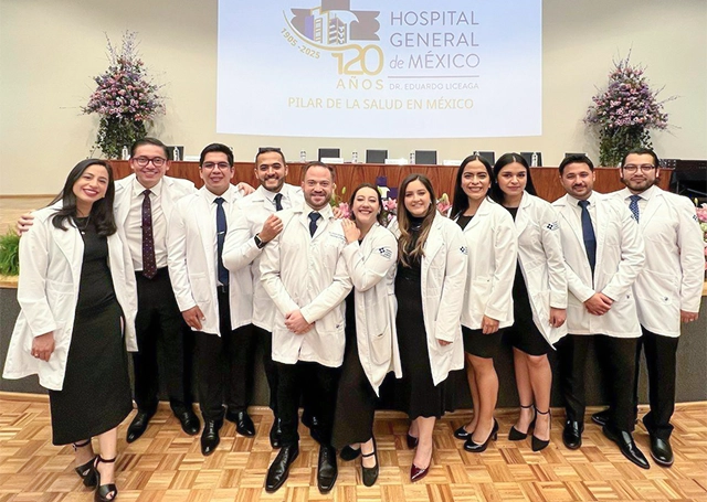 Grupo de médicos residentes y egresados